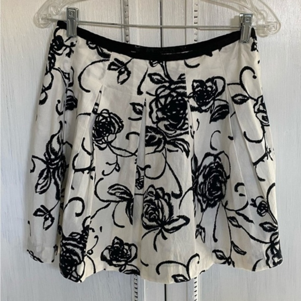 Kenar Mini Skirt Size 4 Black and White Pleated GUC
